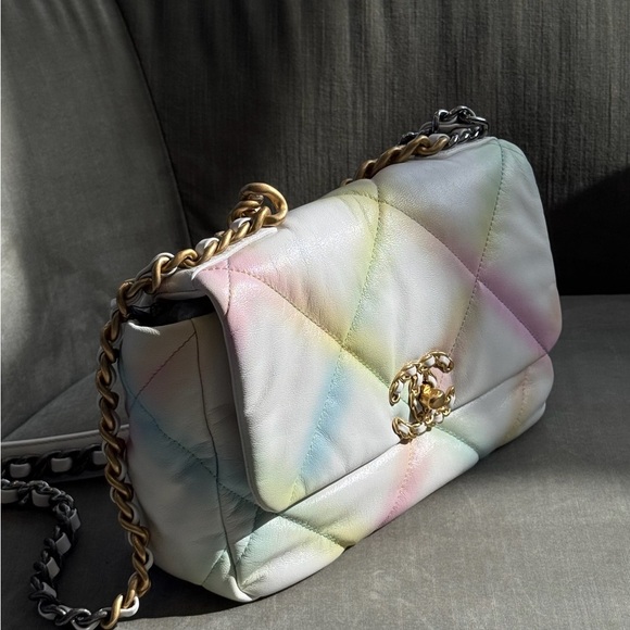 CHANEL Shoulder Bag with Gold/Silver Hardware - Picture 4 of 5